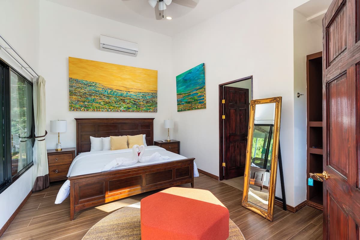 Deluxe-lejlighed - udsigt til gårdsplads | Pengeskab på værelset, arbejdsområde til bærbare computere