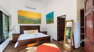 Deluxe-lejlighed - udsigt til gårdsplads | Pengeskab på værelset, arbejdsområde til bærbare computere