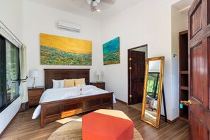 Deluxe-lejlighed - udsigt til gårdsplads | Pengeskab på værelset, arbejdsområde til bærbare computere