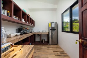 Deluxe-lejlighed - udsigt til gårdsplads | Pengeskab på værelset, arbejdsområde til bærbare computere