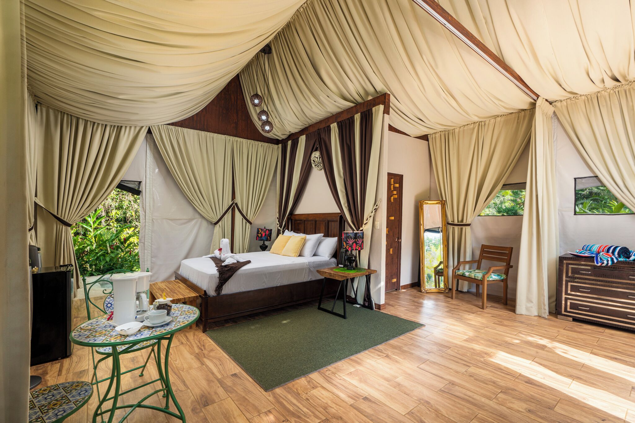 Tallelokero huoneessa, kannettavalle tietokoneelle sopiva työtila