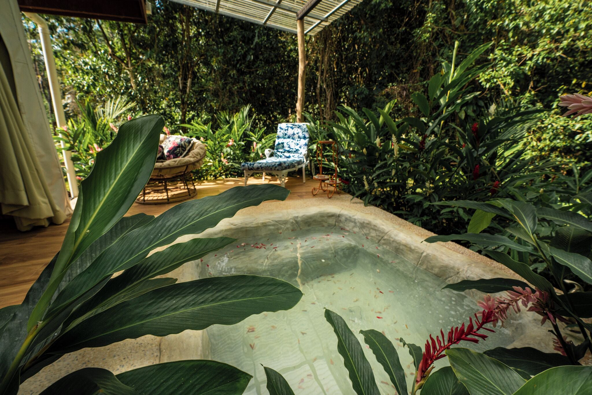 Tallelokero huoneessa, kannettavalle tietokoneelle sopiva työtila