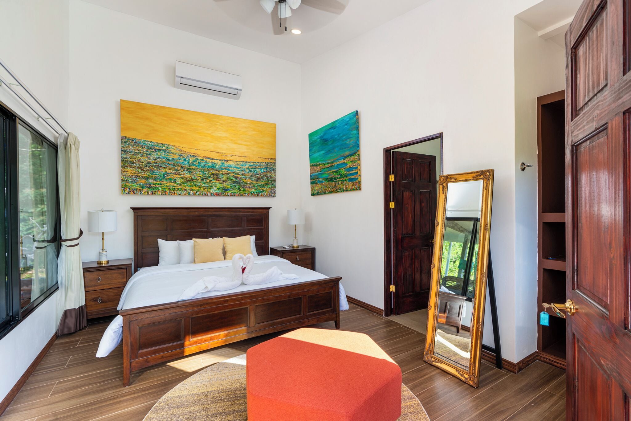 Departamento Deluxe, vista al patio | Caja de seguridad en la habitación y espacio para trabajar con laptop 