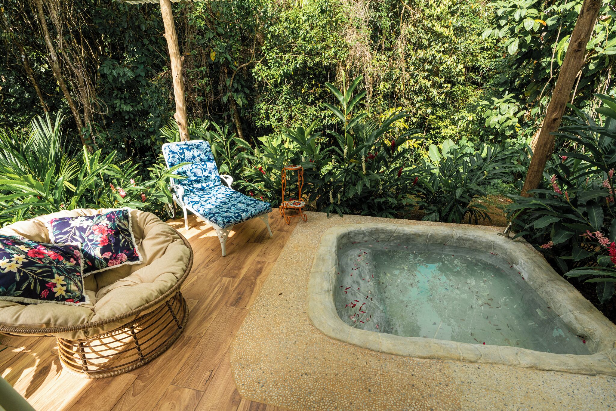 Tallelokero huoneessa, kannettavalle tietokoneelle sopiva työtila