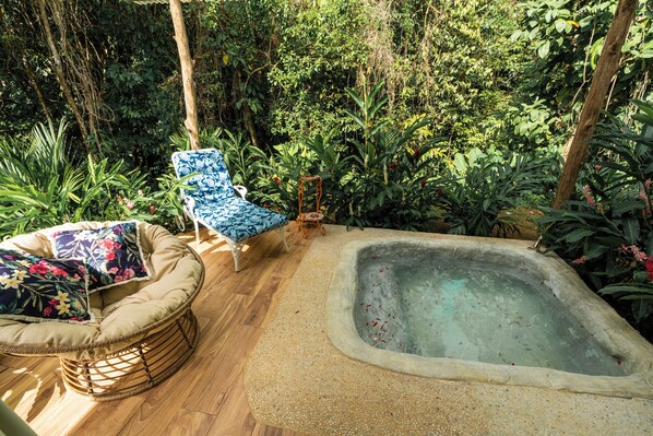 セーフティボックス (室内)、ノートパソコン用作業スペース、遮光カーテン、WiFi (無料)