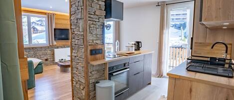 Kylskåp, mikrovågsugn, ugn och diskmaskin