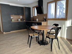 Dining - Modern 2-bedroom Apartment, WIFI & Parking, Arâches-la-Frasse (Arâches-la-Frasse)