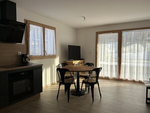 Fridge, oven, stovetop, dishwasher - Modern 2-bedroom Apartment, WIFI & Parking, Arâches-la-Frasse (Arâches-la-Frasse)