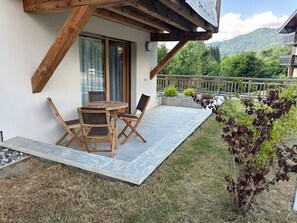 Outdoor dining - Modern 2-bedroom Apartment, WIFI & Parking, Arâches-la-Frasse (Arâches-la-Frasse)