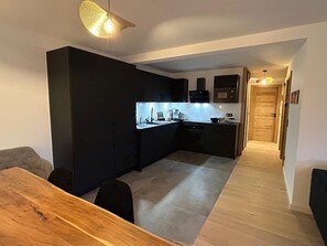 Kylskåp, mikrovågsugn, ugn och spishäll