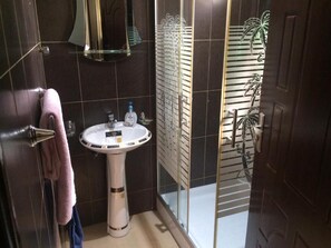 Shower, eco-friendly toiletries, towels, soap - Large Premium Four Bedroom House at Trassaco East Legon (Madina)