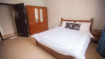 4 chambres, coffres-forts dans les chambres, fer et planche Ă repasser