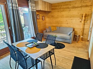 TV - 2-room apartment at cable car base, pets allowed, parking (Arâches-la-Frasse)