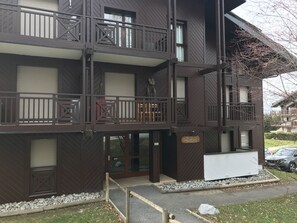 A multi-story building with a balcony on the second floor. - 2-room apartment at cable car base, pets allowed, parking (Arâches-la-Frasse)