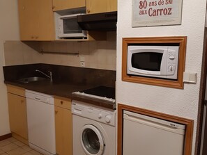 Coffee/tea maker, microwave, oven, stovetop - Cozy Studio with terrace, 4 people, private parking (Arâches-la-Frasse)
