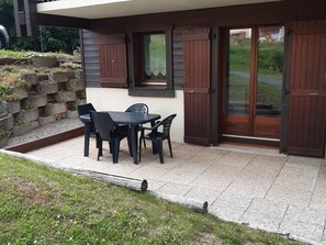 Outdoor dining - Cozy Studio with terrace, 4 people, private parking (Arâches-la-Frasse)