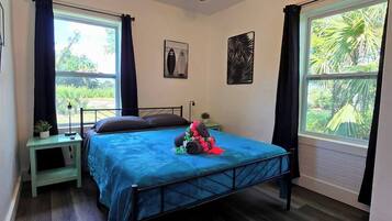 Tabla de planchar con plancha, wifi y ropa de cama