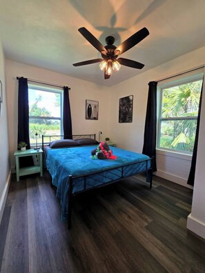 Tabla de planchar con plancha, wifi y ropa de cama 