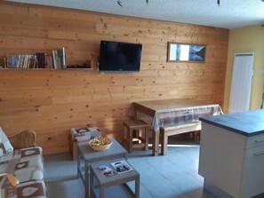 TV - Renovated apartment - 1 bedroom, sleeps 6, pets allowed (Arâches-la-Frasse)