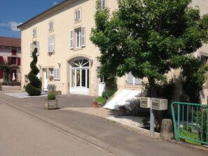 Exterior - Spacious cottage with pool and terrace in village (Bocquegney)