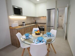 Fridge, microwave, oven, dishwasher - Comfortable apartment with terrace and communal pool, near Riells Beach (L'Escala)