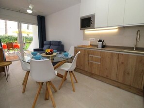 Dining - Comfortable apartment with terrace and communal pool, near Riells Beach (L'Escala)