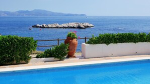 A pool with a view of the sea and rocky outcrops. - Comfortable apartment with terrace, central, near the beach (L'Escala)