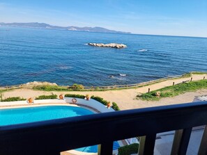 A pool with a view of the sea and distant mountains. - Cozy apartment in L'Escala near the beach (L'Escala)