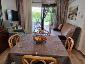 TV - Peaceful apartment with pool, near the beach (L'Escala)