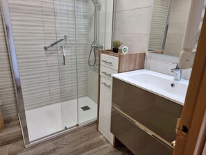 Bathroom - Peaceful apartment with pool, near the beach (L'Escala)