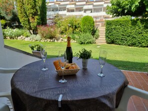 Outdoor dining - Peaceful apartment with pool, near the beach (L'Escala)