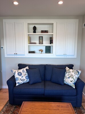 Smart TV, books - Comfy Studio in Charming Downtown Sausalito (Sausalito)