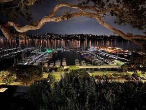 Eine Marina bei Nacht mit vertäuten und beleuchteten Booten.