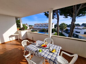 Outdoor dining - Charming apartment with terrace and pool in L'Escala, near the beach (L'Escala)
