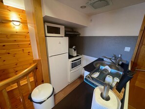 Fridge, microwave, dishwasher - Cozy apartment in Pra-Loup 1600, 50m from slopes, 6 pers, balcony (Pra-Loup)