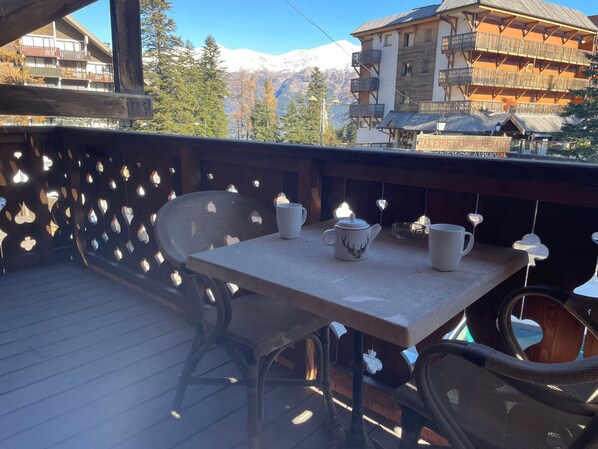 Outdoor dining - Cozy apartment in Pra-Loup 1600, 50m from slopes, 6 pers, balcony (Pra-Loup)