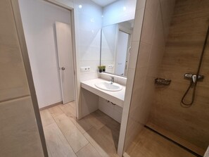 Bathroom - 1-bedroom apartment with terrace, close to the beach (L'Escala)