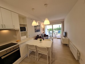 Coffee/tea maker, fridge, microwave, oven - 1-bedroom apartment with terrace, close to the beach (L'Escala)