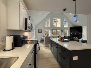 Geladeira, micro-ondas, cooktop, lava-louças