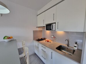 Fridge, microwave, coffee/tea maker, toaster - Apartment with sea view terrace and pool 50m from the beach (L'Escala)