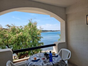 Outdoor dining - Apartment with sea view terrace and pool 50m from the beach (L'Escala)