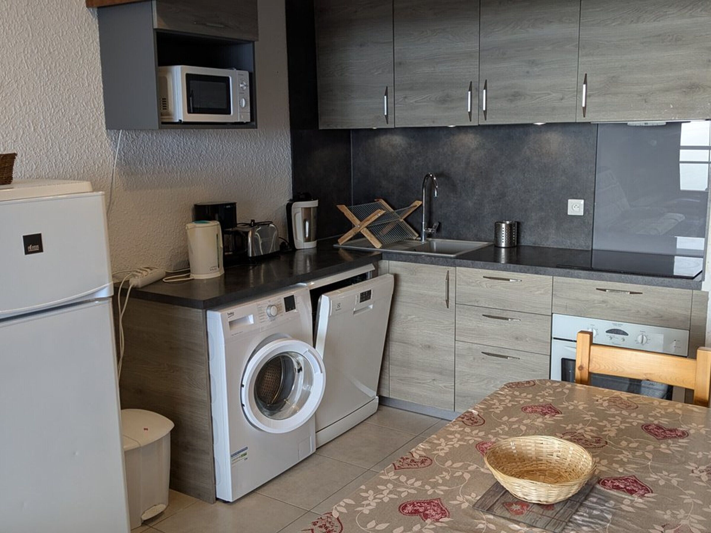 Kühlschrank, Mikrowelle, Ofen, Geschirrspüler