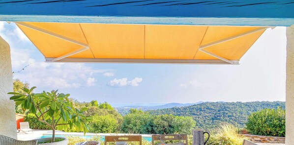 Outdoor dining - Peaceful villa with pool and sea view in Bormes (Bormes-les-Mimosas)