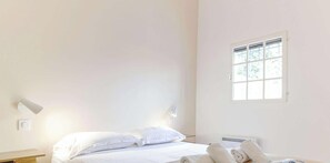 3 bedrooms, bed sheets - Peaceful villa with pool and sea view in Bormes (Bormes-les-Mimosas)