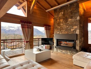 TV, fireplace - Luxury Chalet 5 Bedrooms with Jacuzzi and Parking (Arâches-la-Frasse)