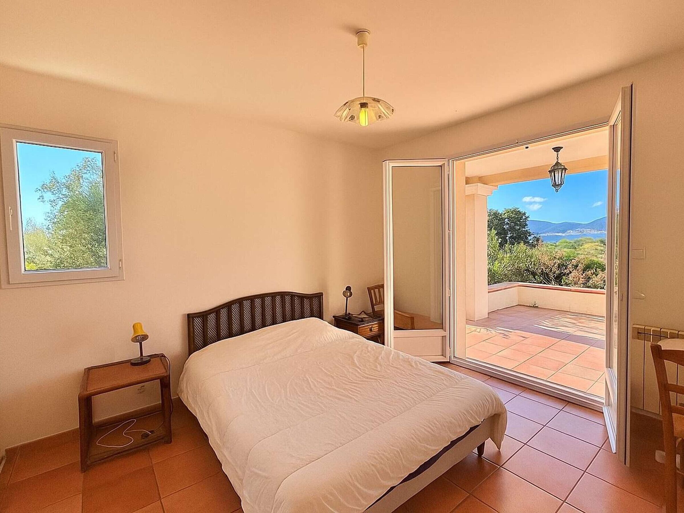 3 bedrooms, bed sheets