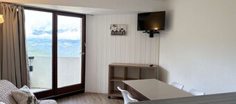 Ski-in studio for 4, balcony with valley view