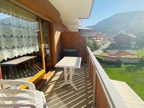 Outdoor dining - Cozy apartment with balcony in Saint-Jean-de-Sixt (Saint-Jean-de-Sixt)