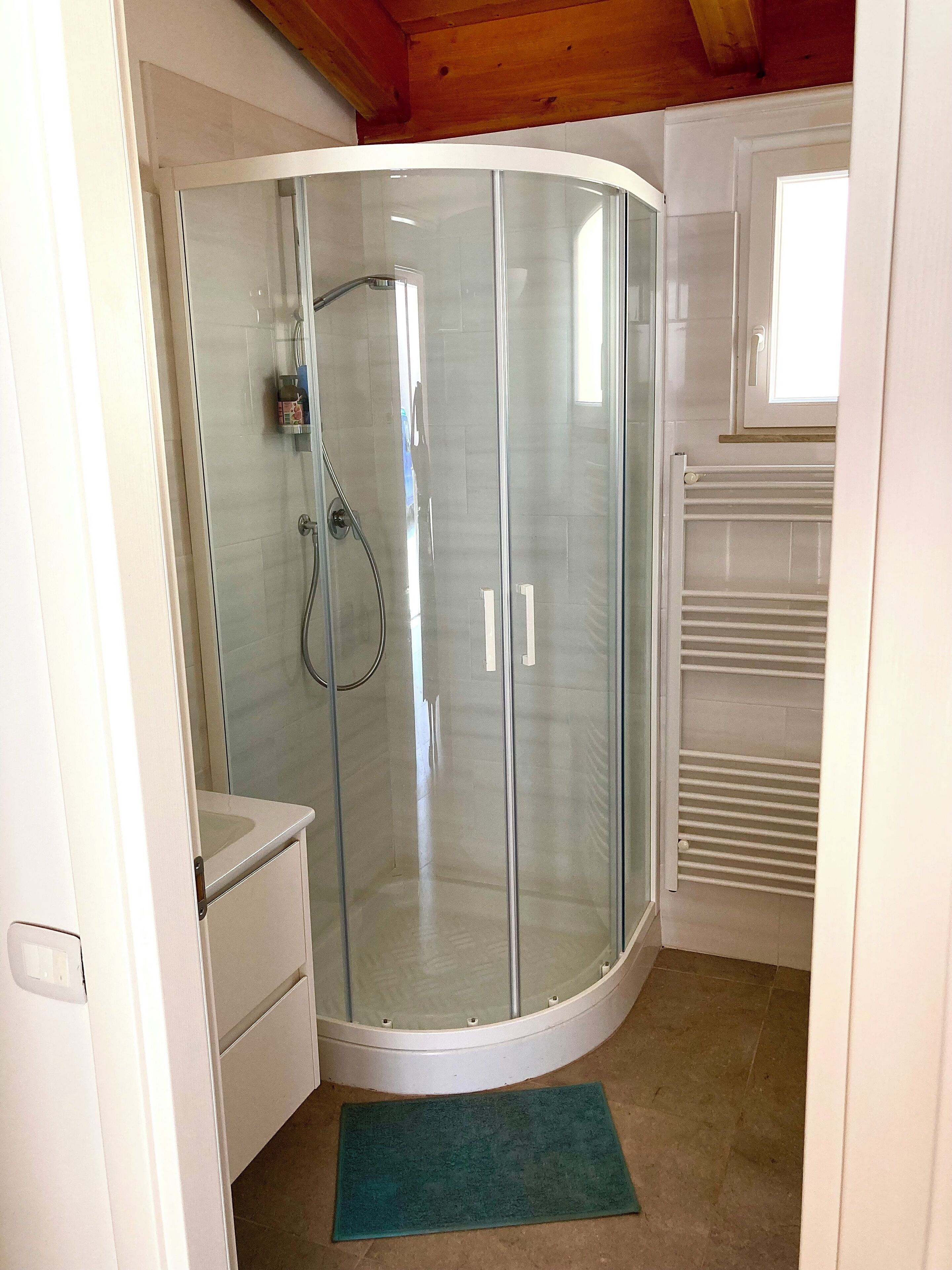 Douche, sèche-cheveux, bidet, serviettes fournies