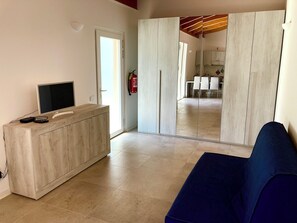 Fernseher, DVD-Player, Stereoanlage